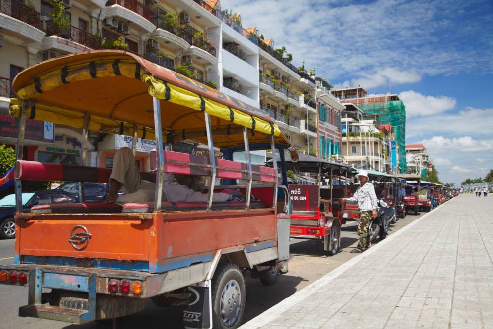 Tuk tuks parcheggiati à Sisowath Quay